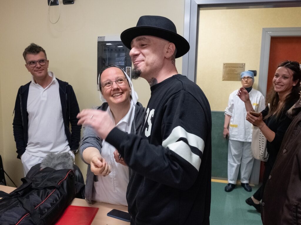 suor Simona con J ax