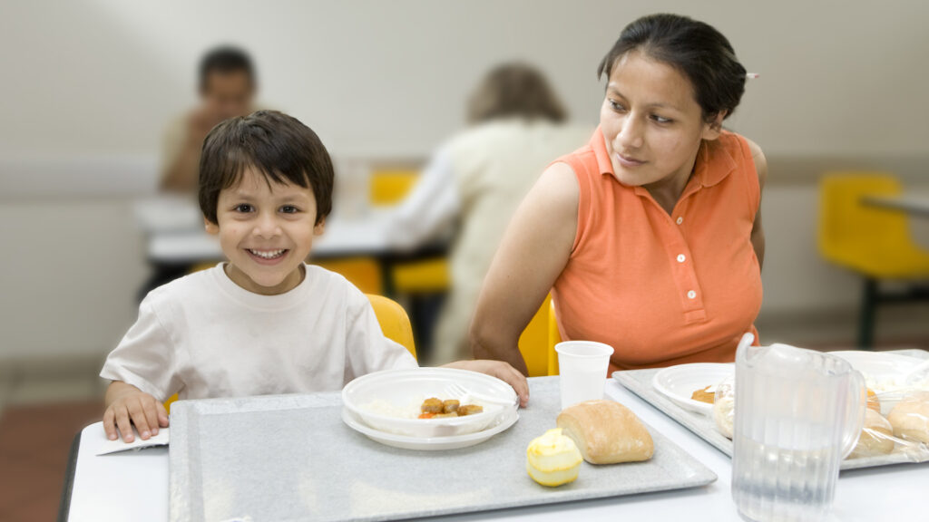 mamma luisa e il figlio Carlos alla mensa di Opera San Francesco