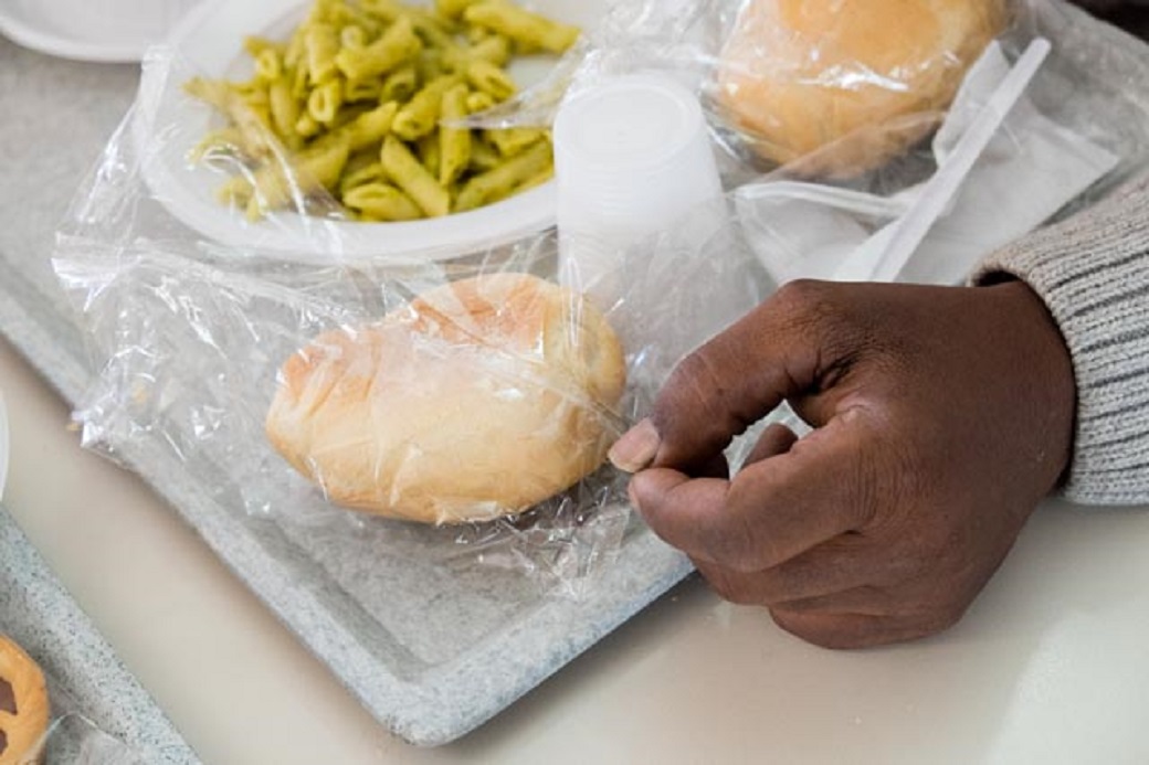 donare cibo ai poveri