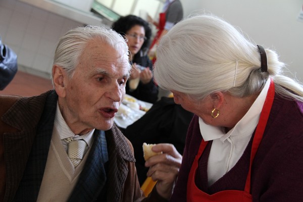 volontaria e utente in mensa