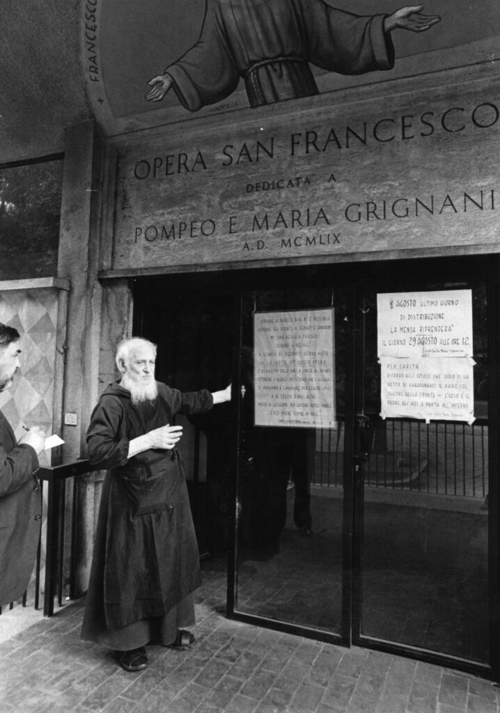 Fra Cecilio all'ingresso della nuova mensa