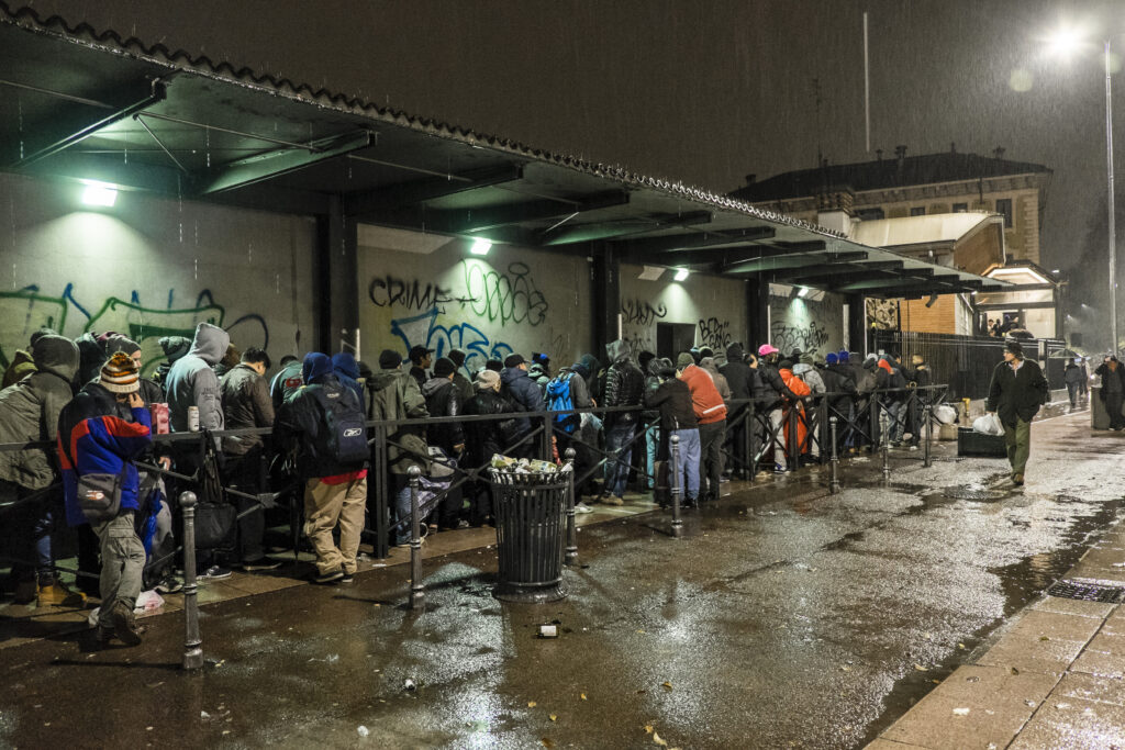 fila mensa pioggia da dietro