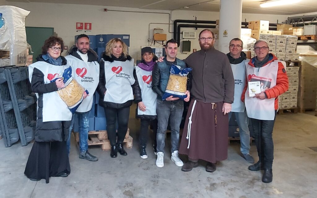 cantante solidarietà