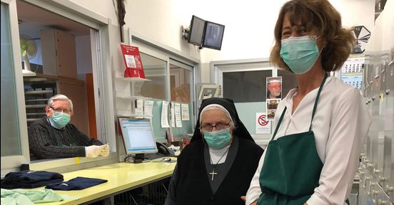 volontaria docce mascherina