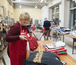 Operatrice piega vestiti centro raccolta | OSF
