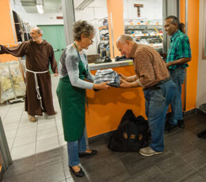 Consegna vestiti nel centro raccolta | OSF