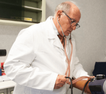 Medico prova la pressione a paziente | OSF