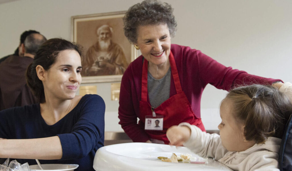 Madre e figlia in mensa con volontaria | OSF
