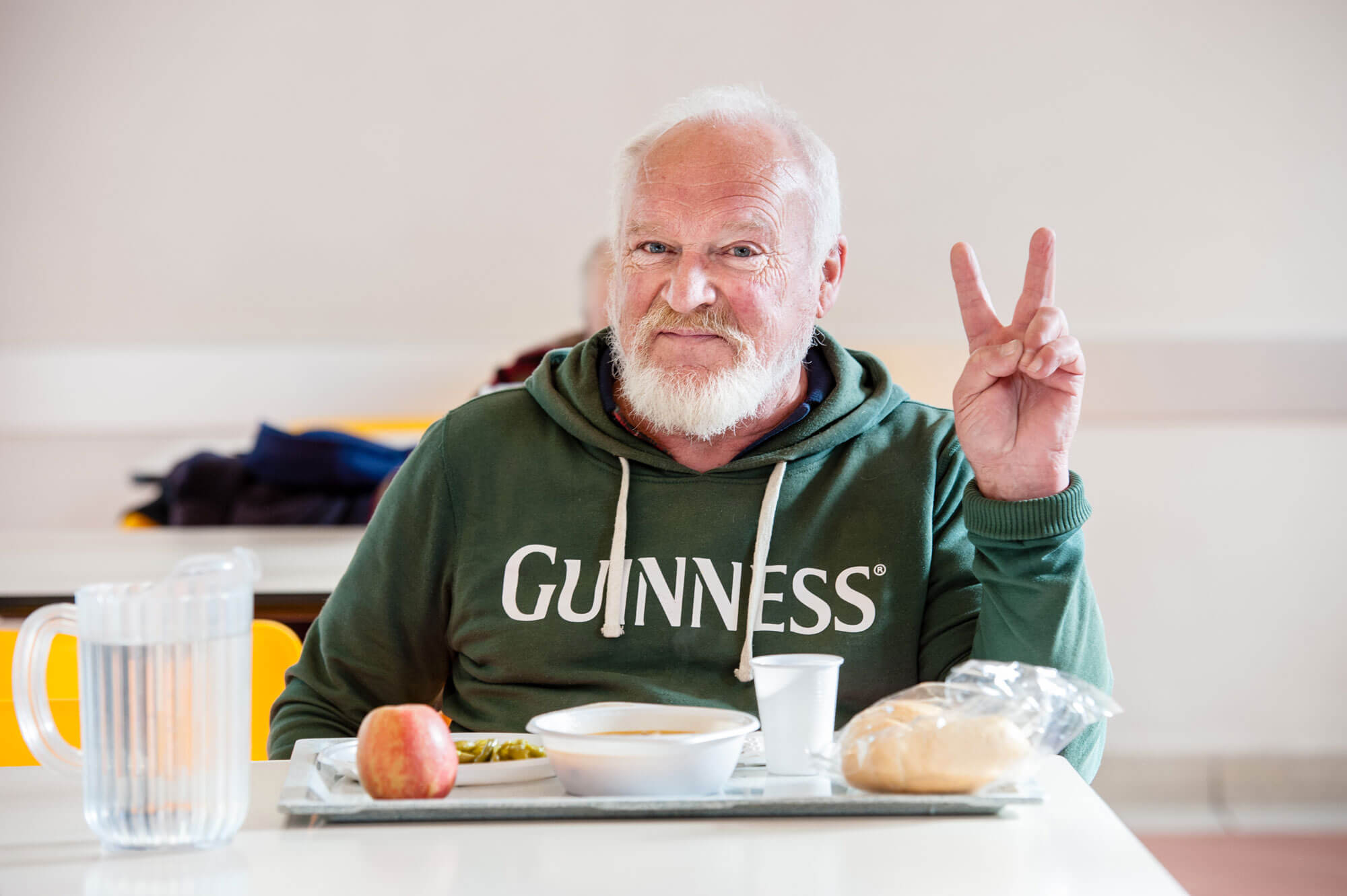 Ospite felice mangia nella mensa di Opera San Francesco | OSF