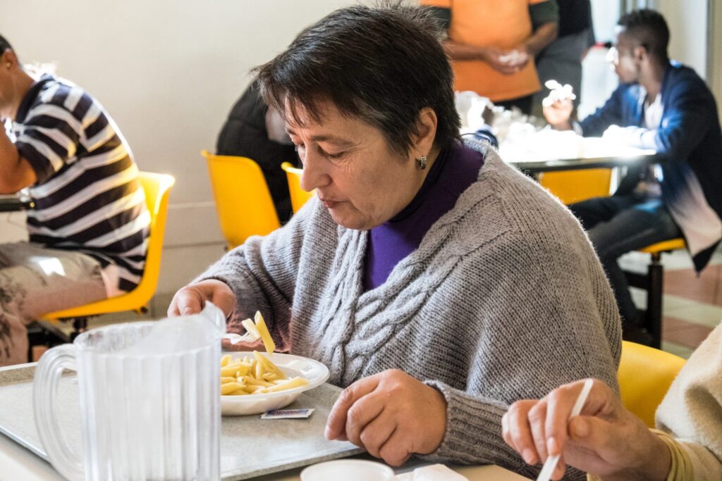 Donna mangia in mensa | OSF