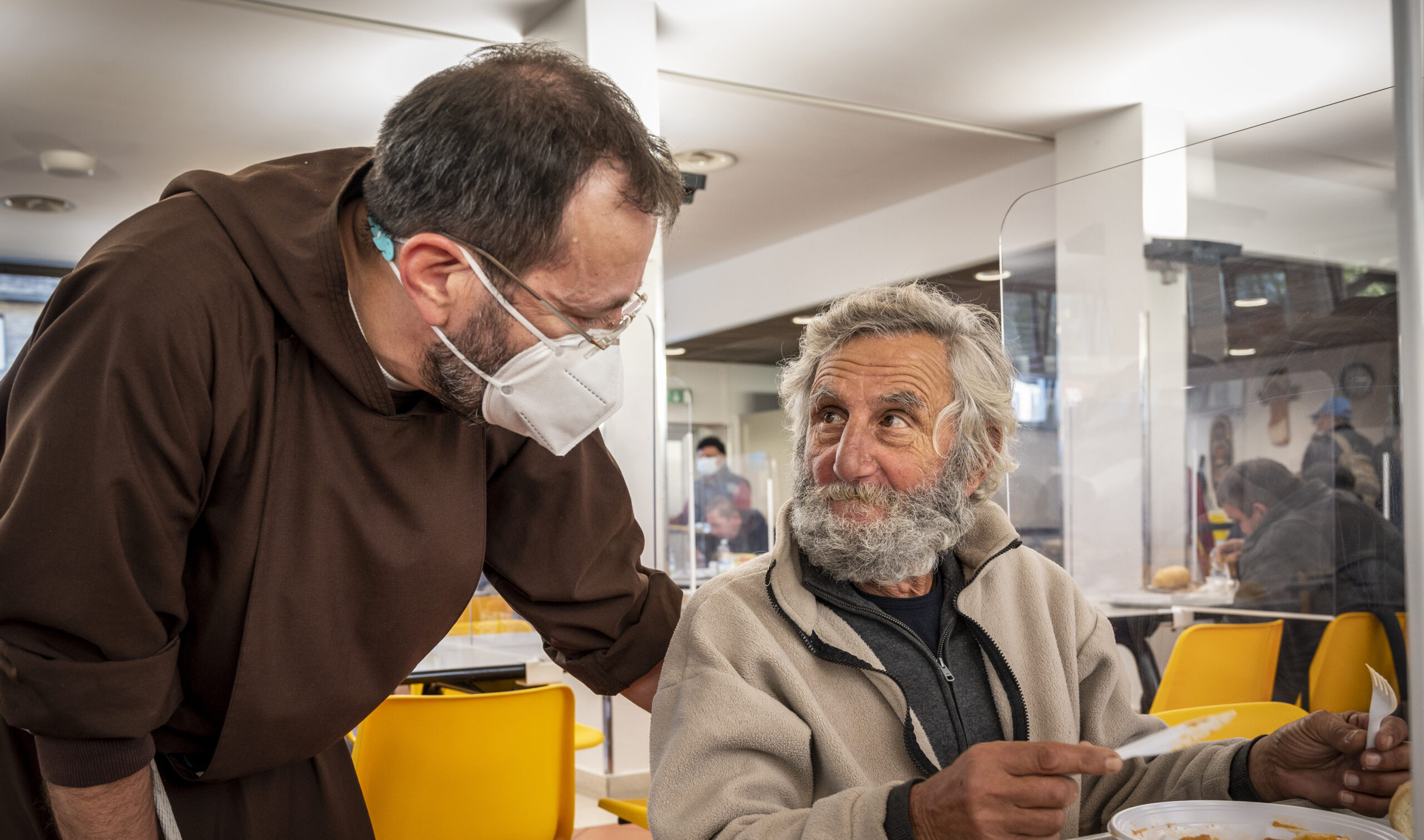 Frate aiuta ospite della mensa | OSF