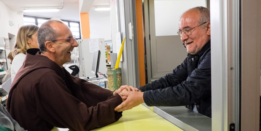 Fra Domenico stretta di mano | OSF