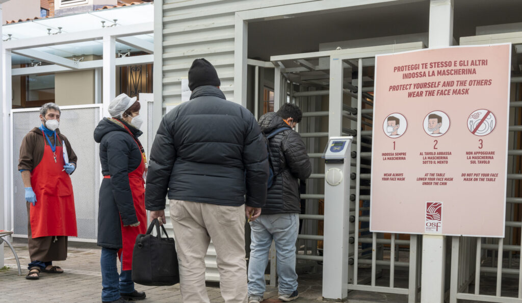 Mensa con ospiti all'esterno | OSF