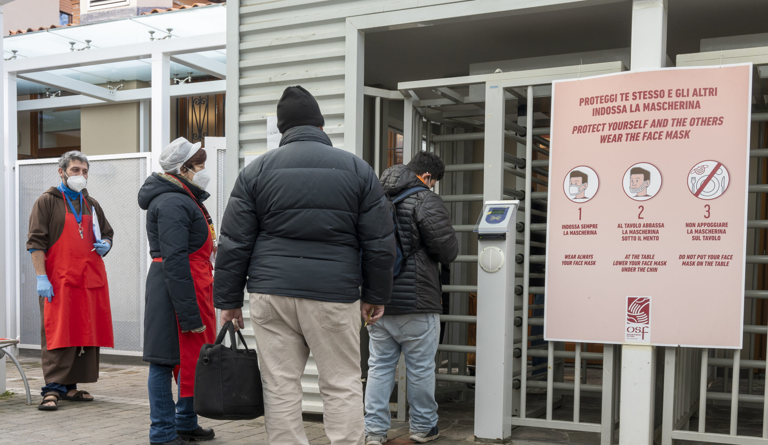 Mensa con ospiti all'esterno | OSF