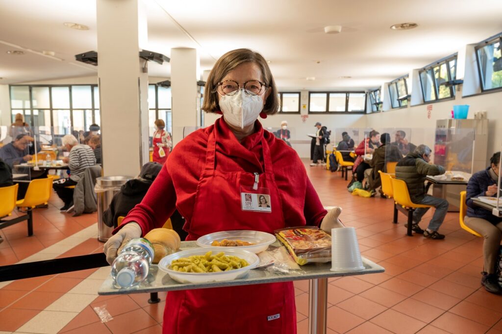 Volontario nelle mense di Opera San Francesco | OSF