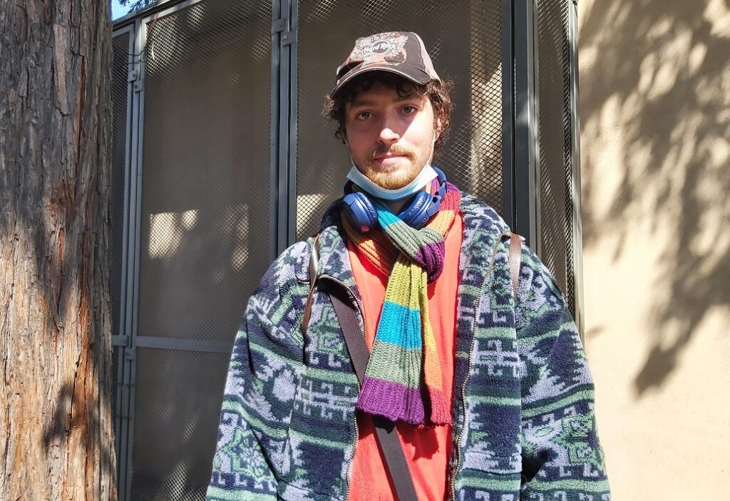 James ospite Velasquez